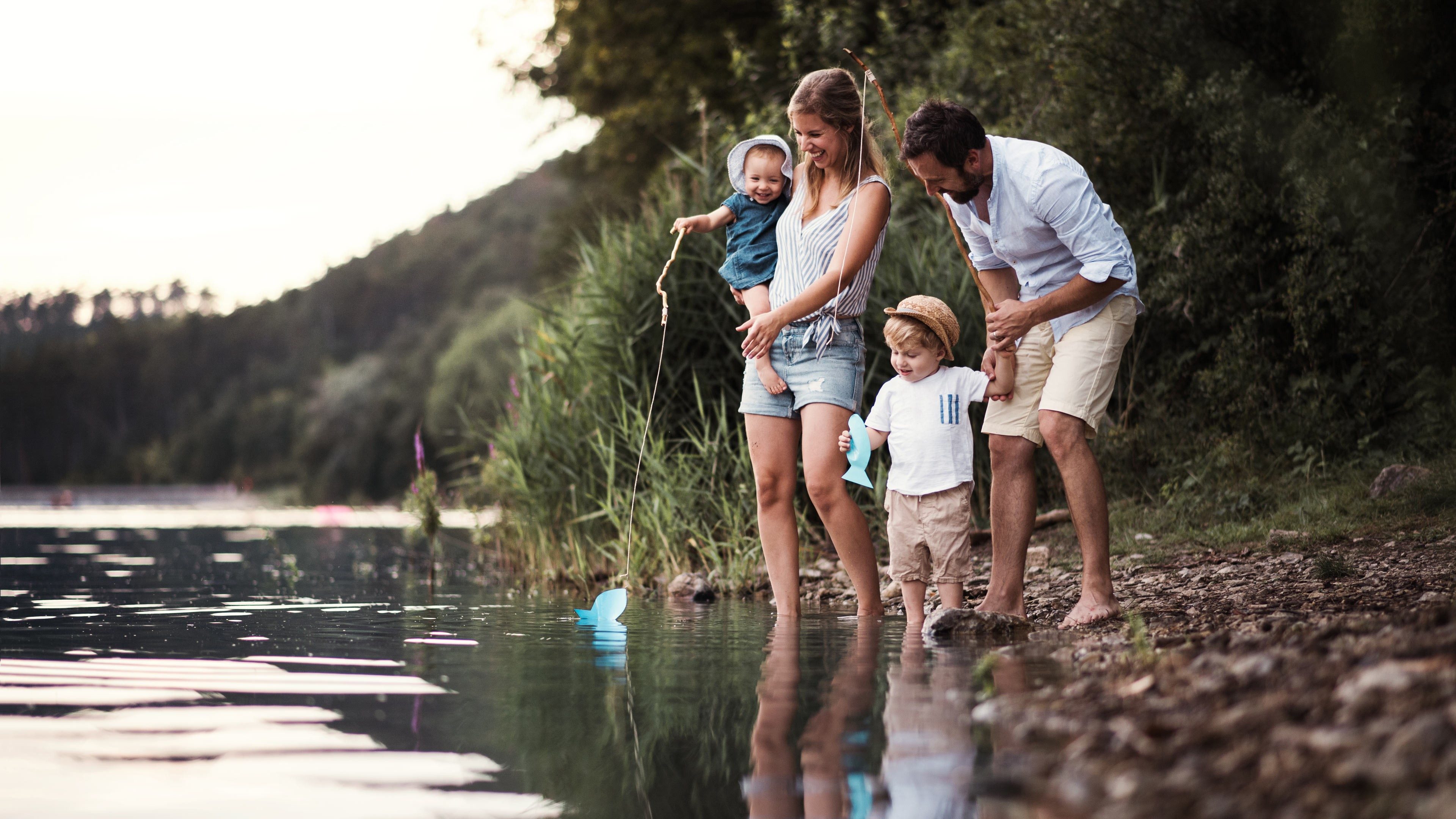 Familie am Ufer eines Sees