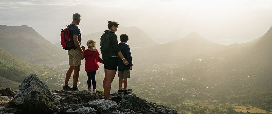 Eine Familie kann sich durch ihre finanzielle Unabhängigkeit einen Urlaub leisten