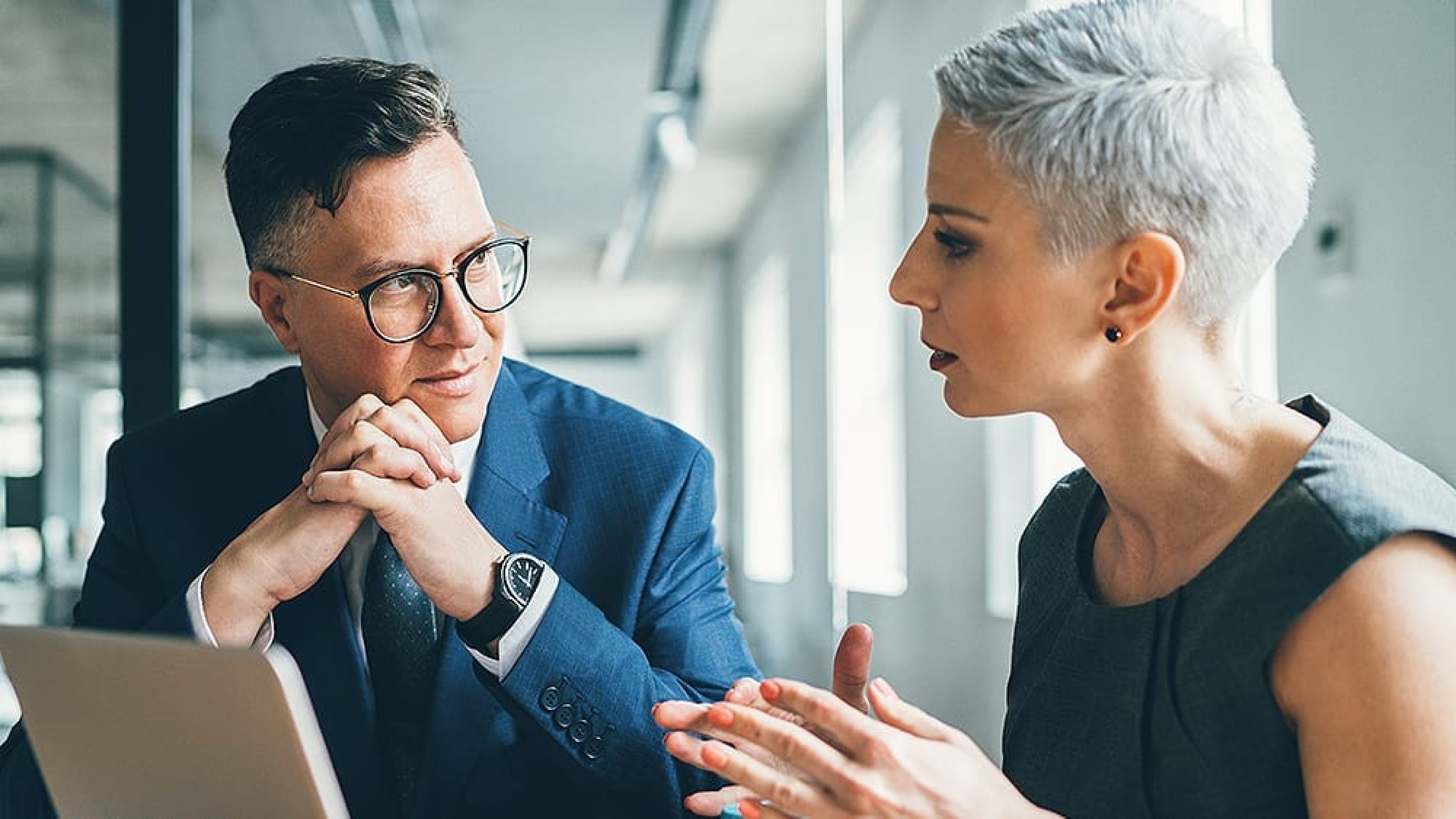 Mann und Frau im Beratungsgespräch