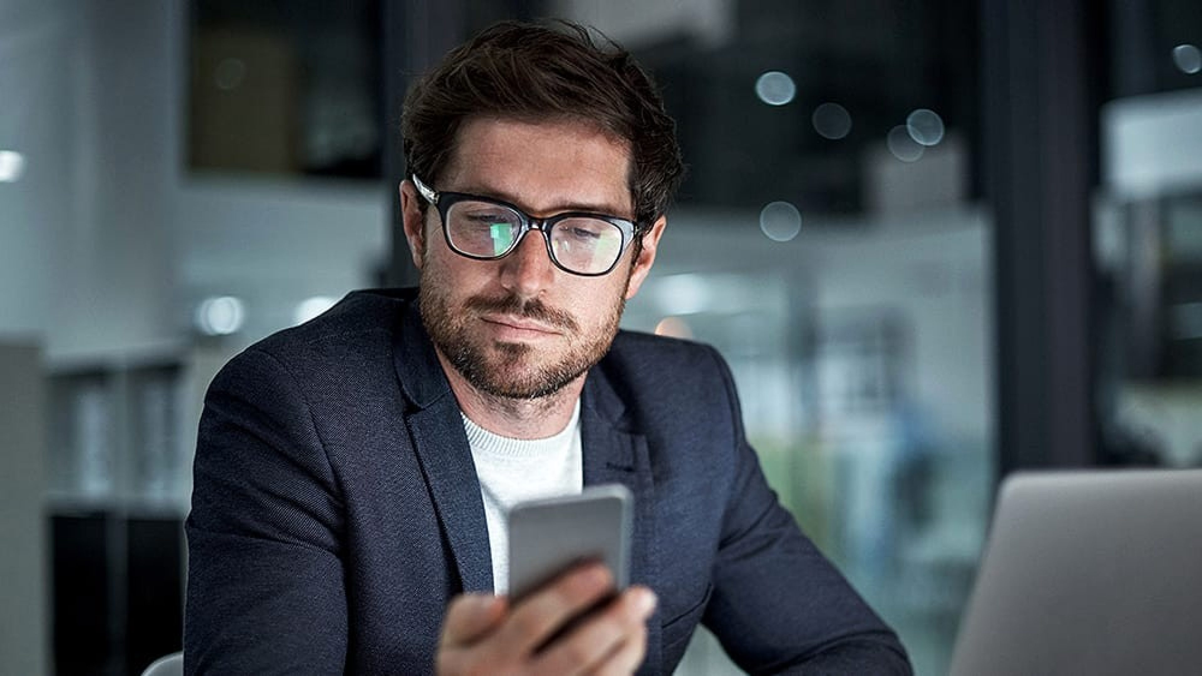 Geschäftsmann blickt auf sein Smartphone