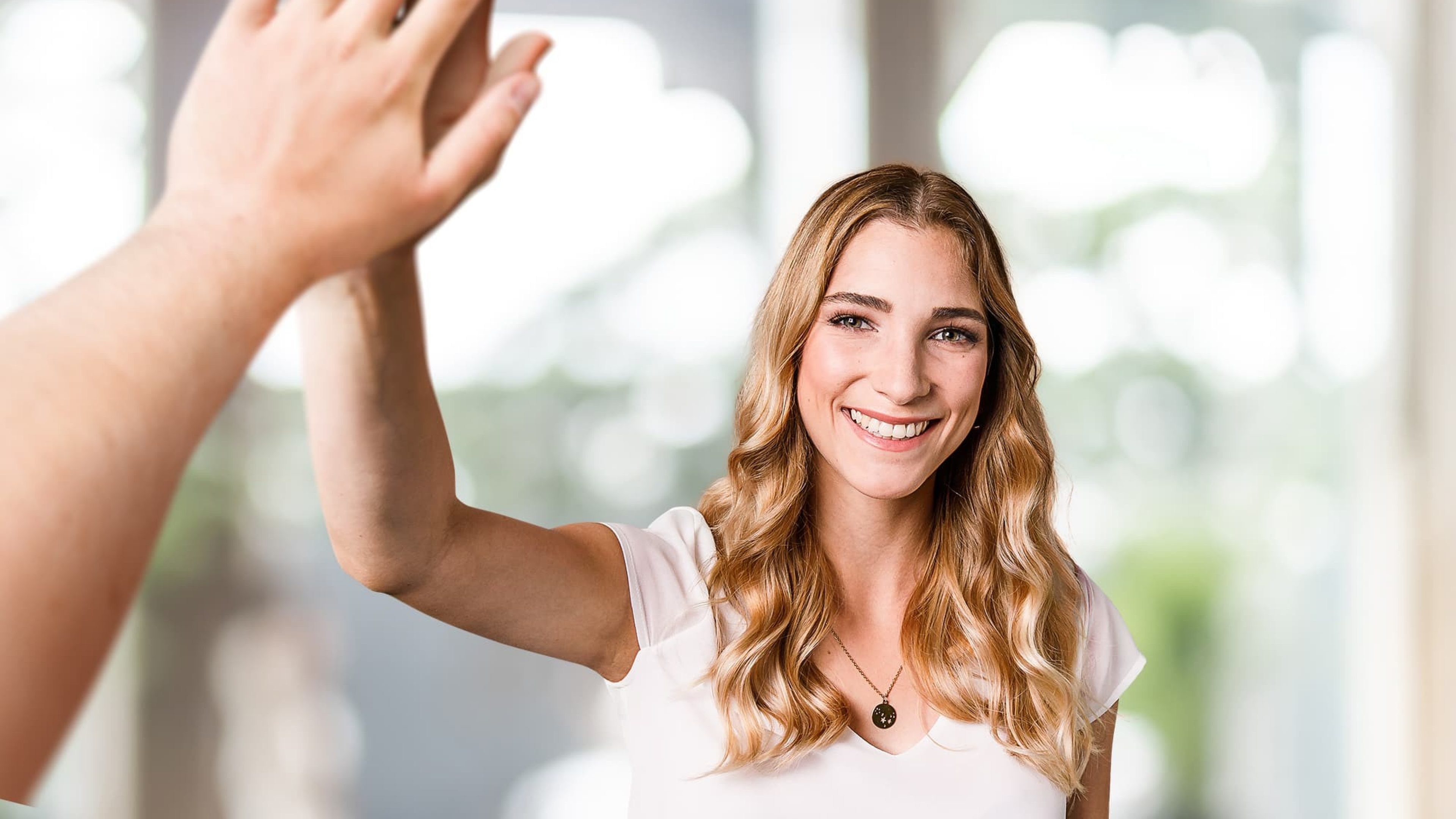 Blonde Frau gibt High-Five