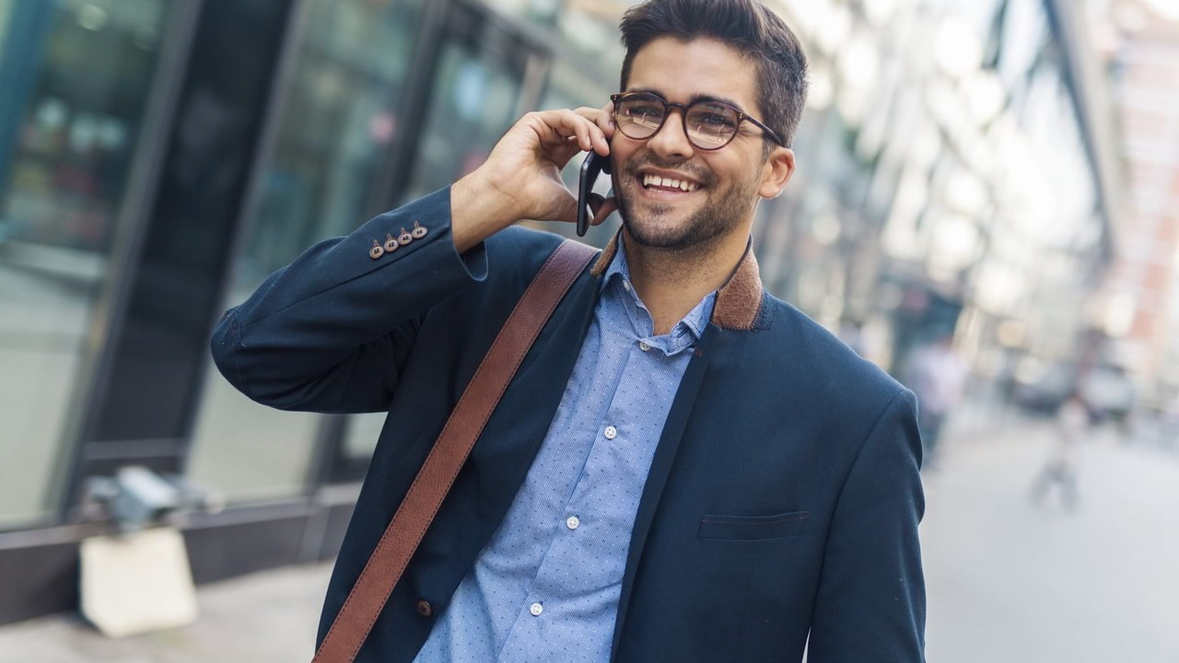 Mann telefoniert in der Innenstadt