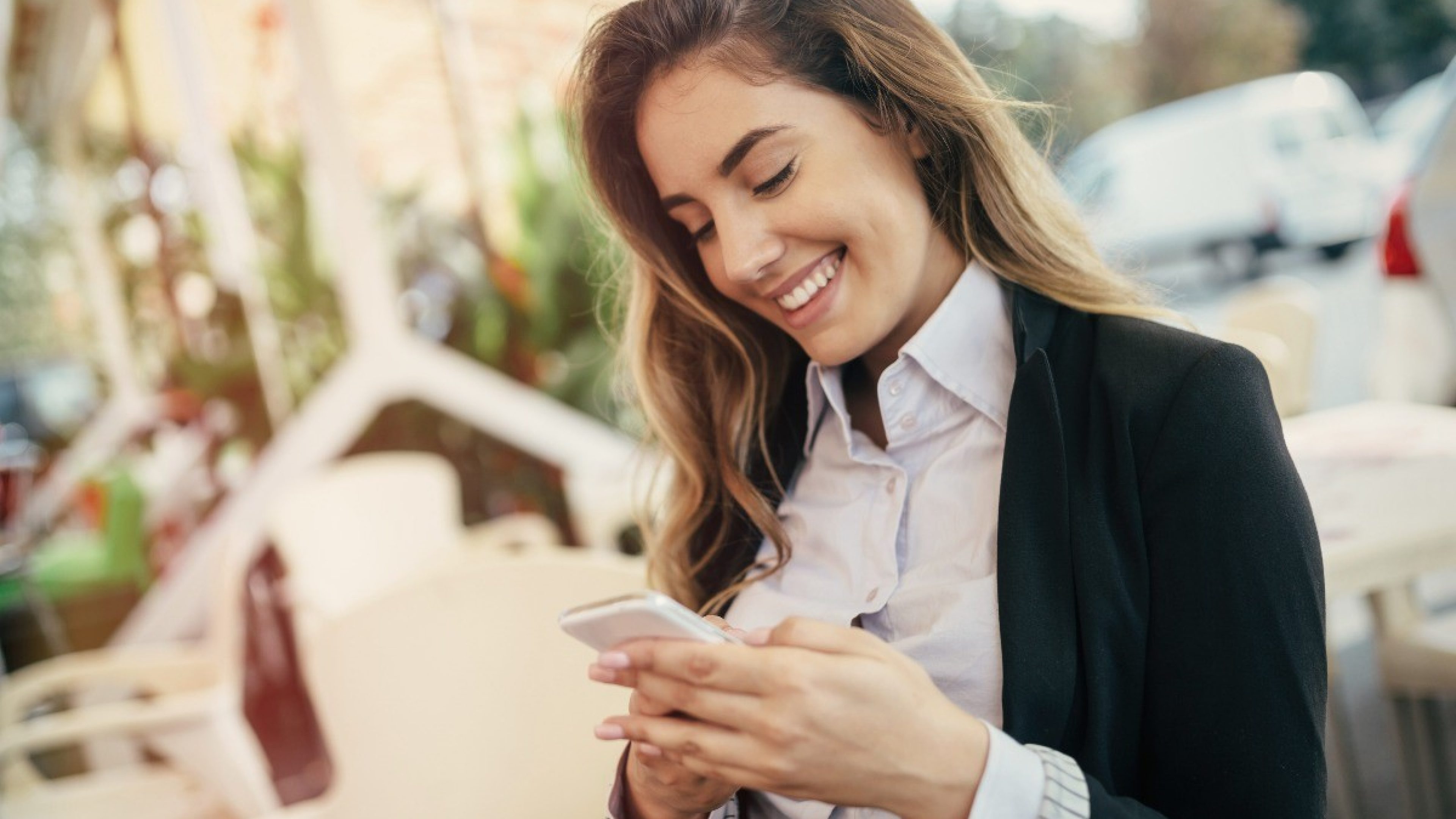 Frau mit Smartphone