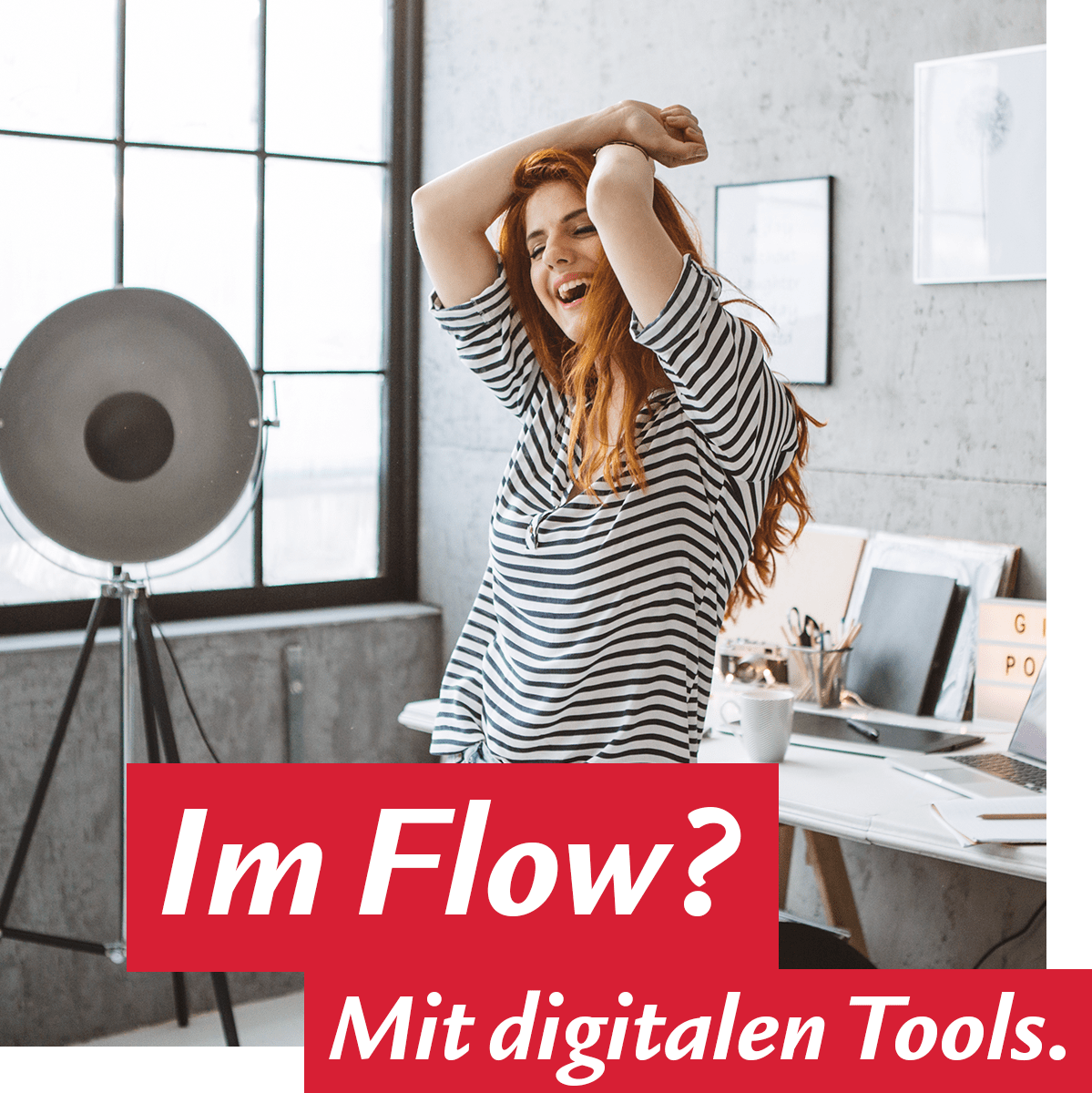 Frau tanzt glücklich durch ihr Büro zuhause
