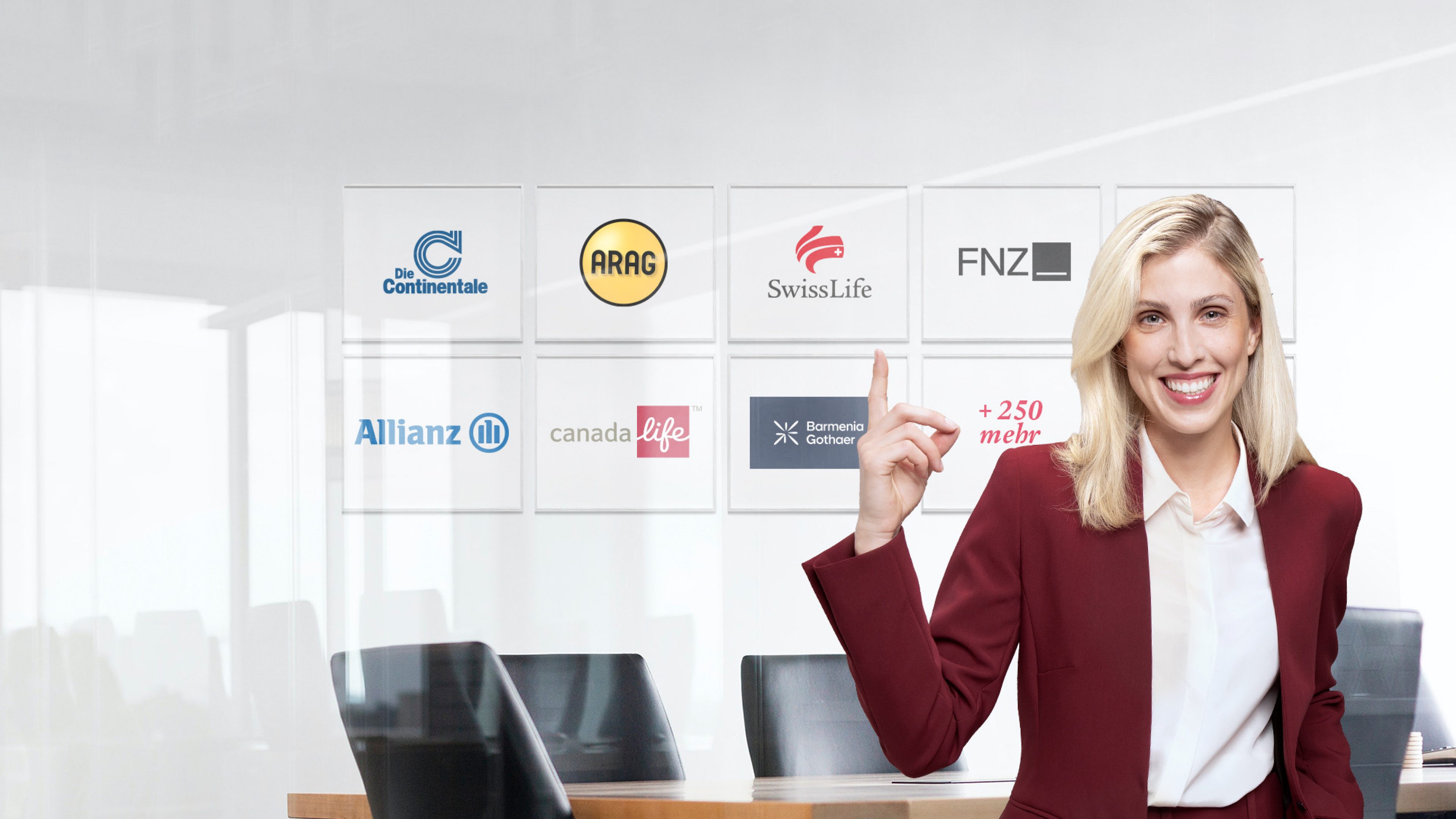 Ein Mann zeigt auf verschiedene Versicherungen um das Best Select Prinzip von Swiss Life Select zu verdeutlichen