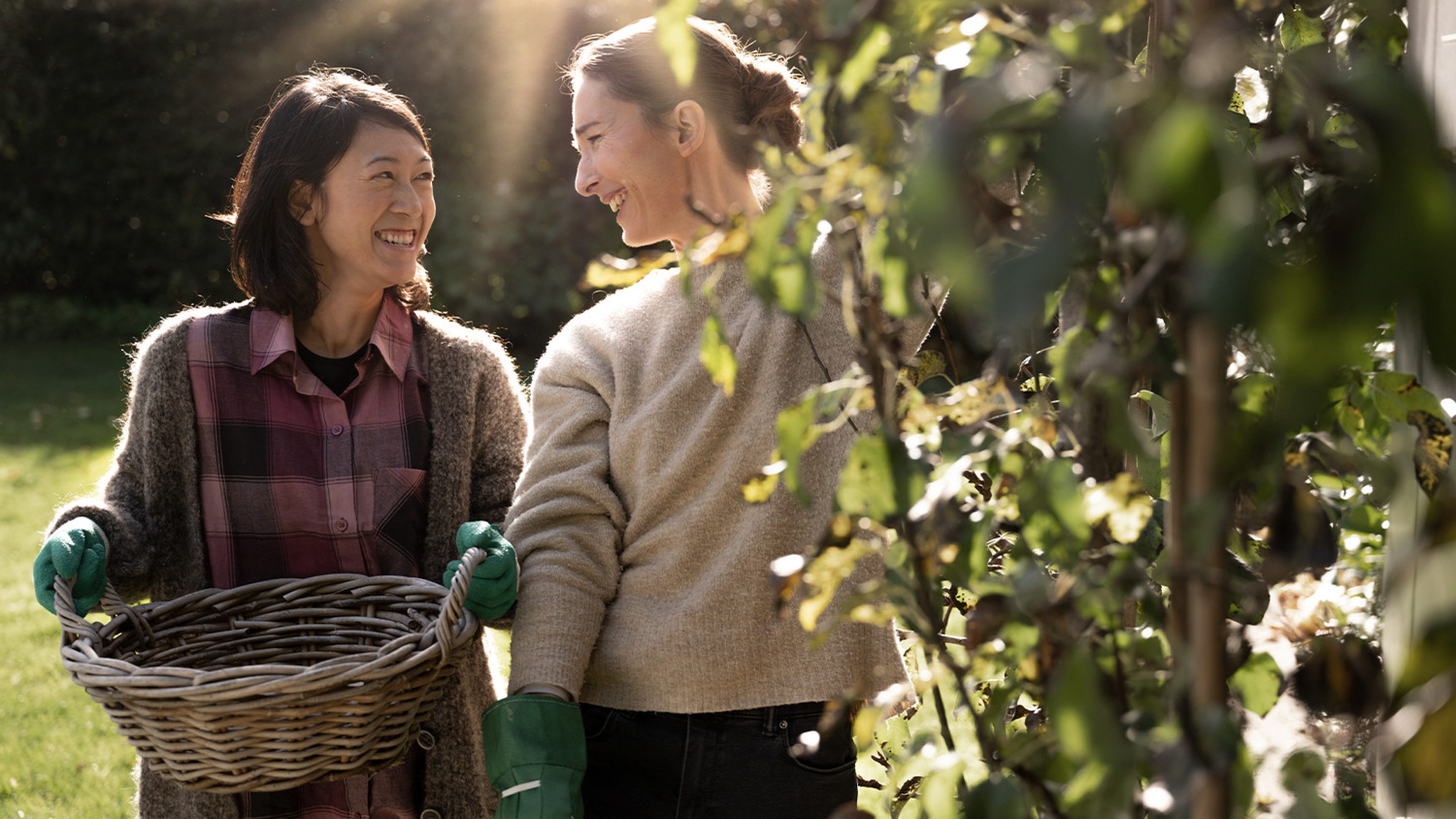Zwei Frauen bei der Gartenarbeit