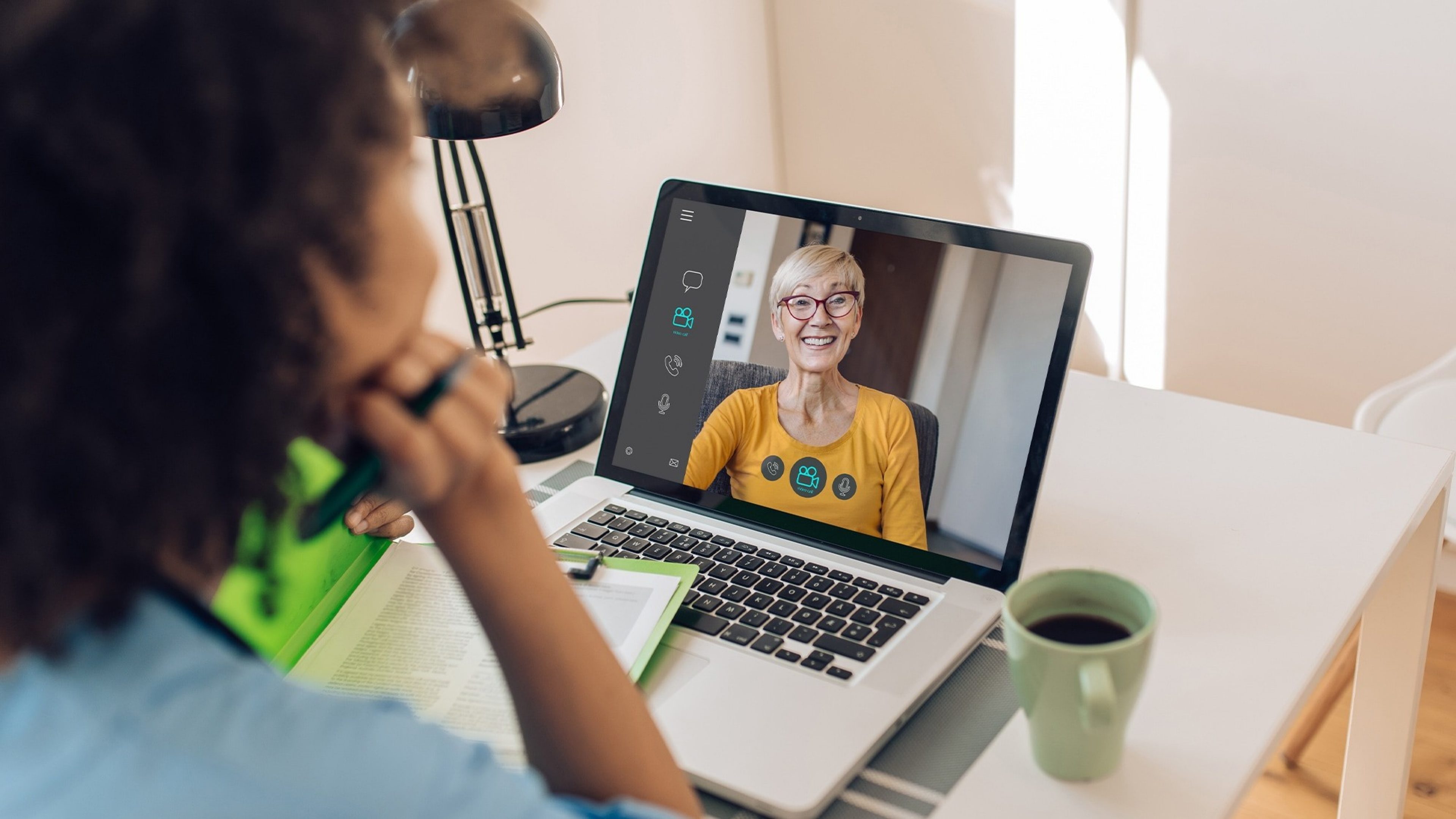 Videoanruf auf Laptop mit Ärztin