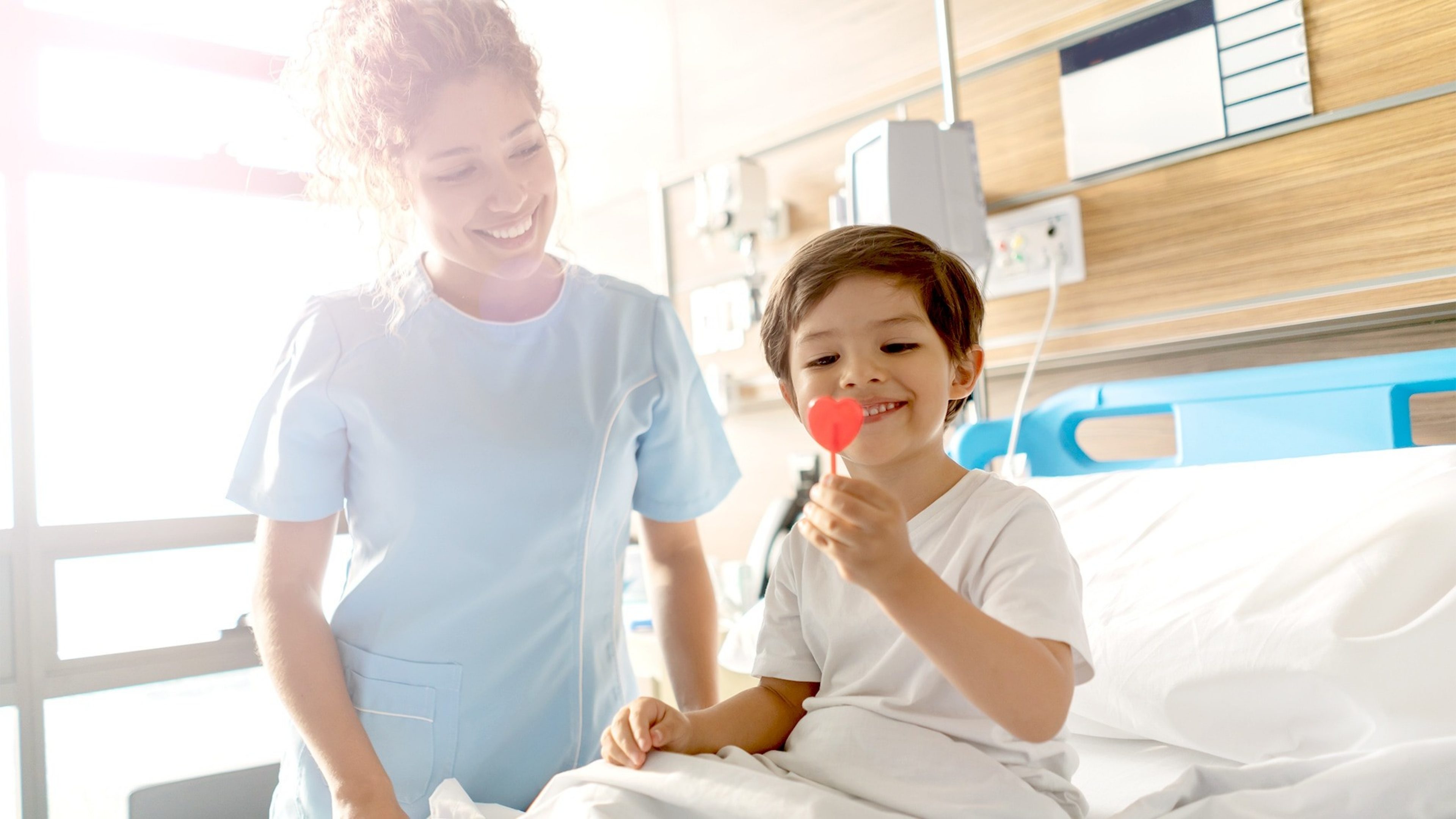 Kind im Krankenhaus mit Krankenschwester