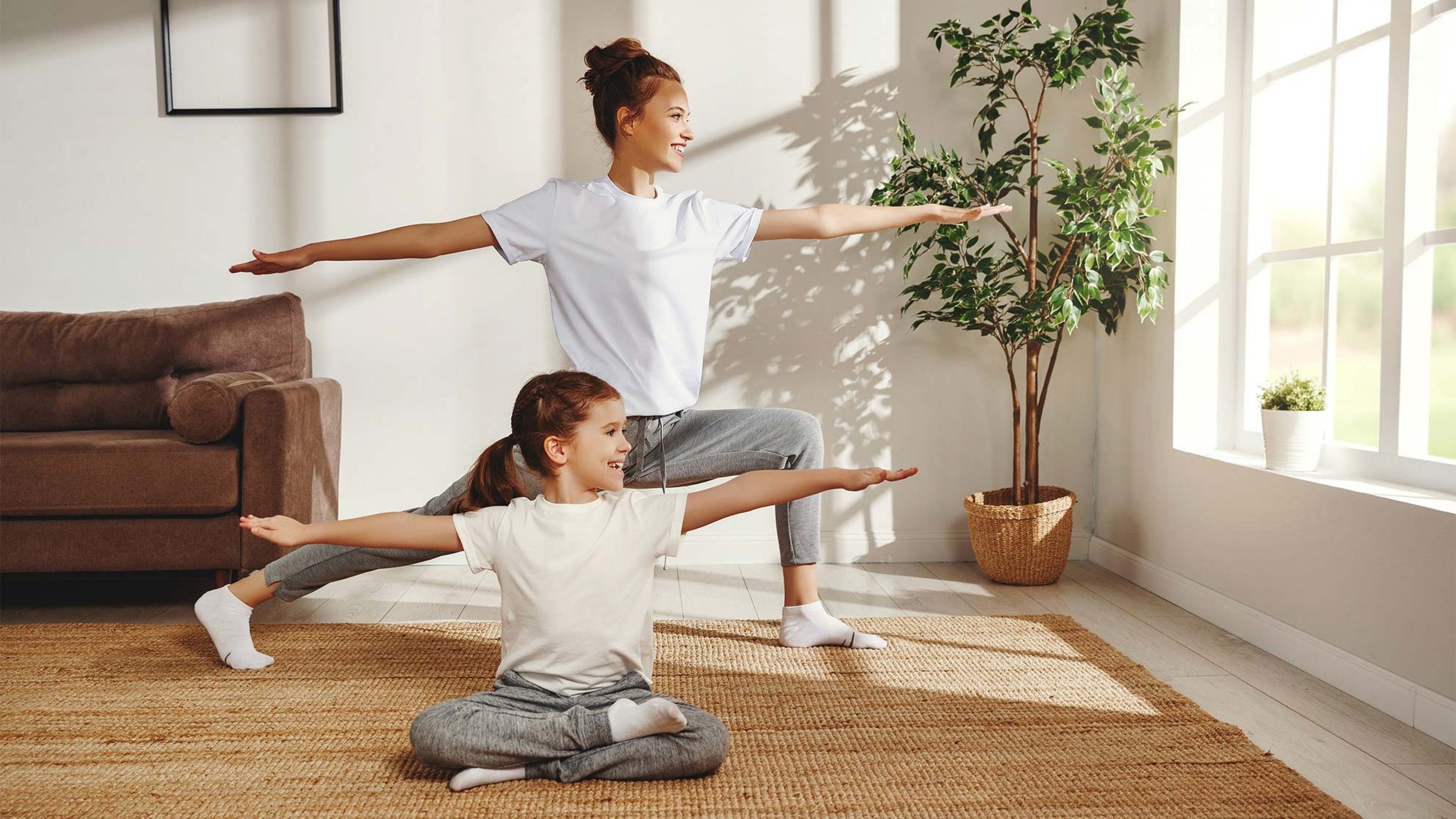 Mutter und Tochter beim Yoga