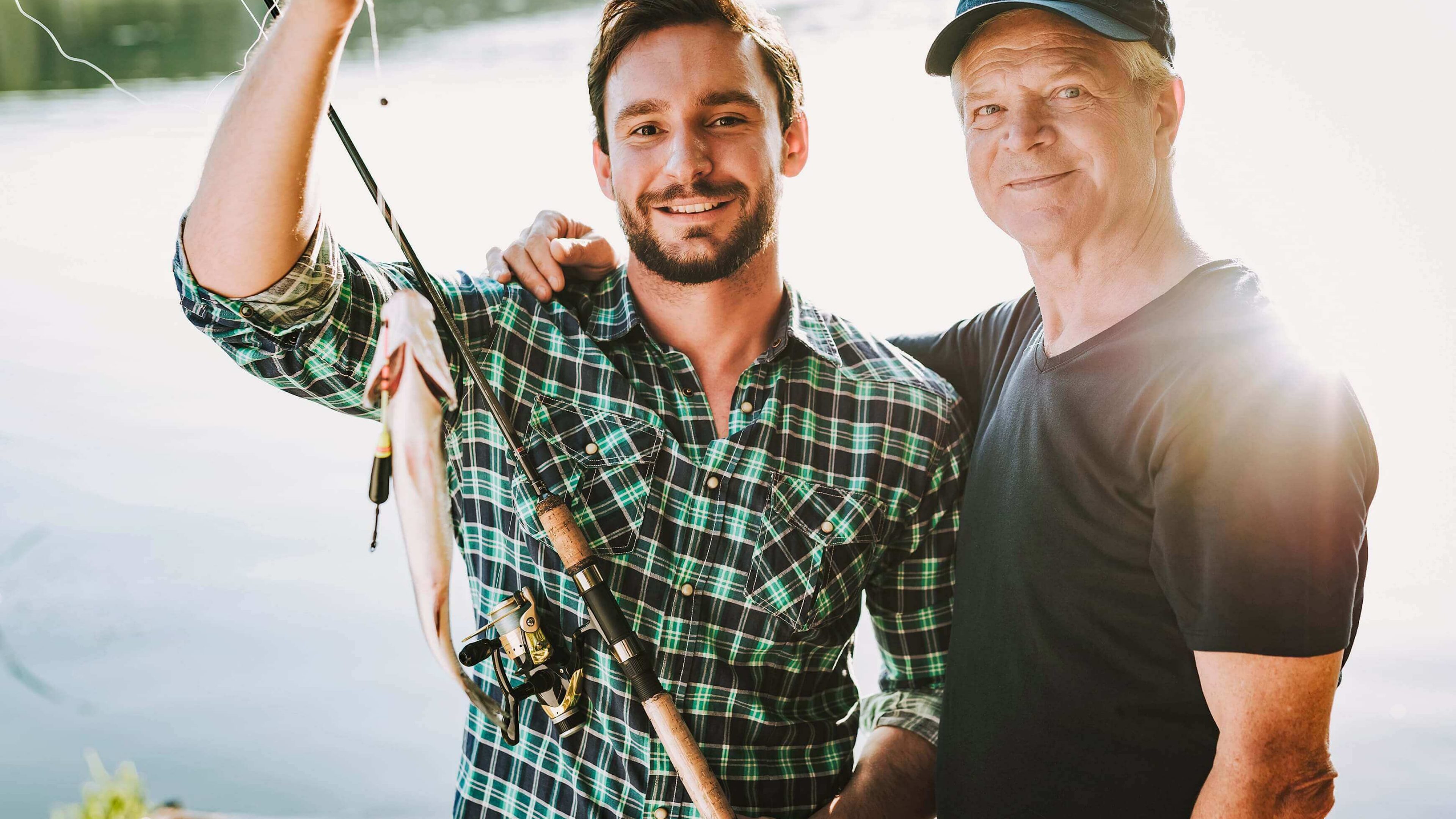 Sohn und Vater beim Angeln