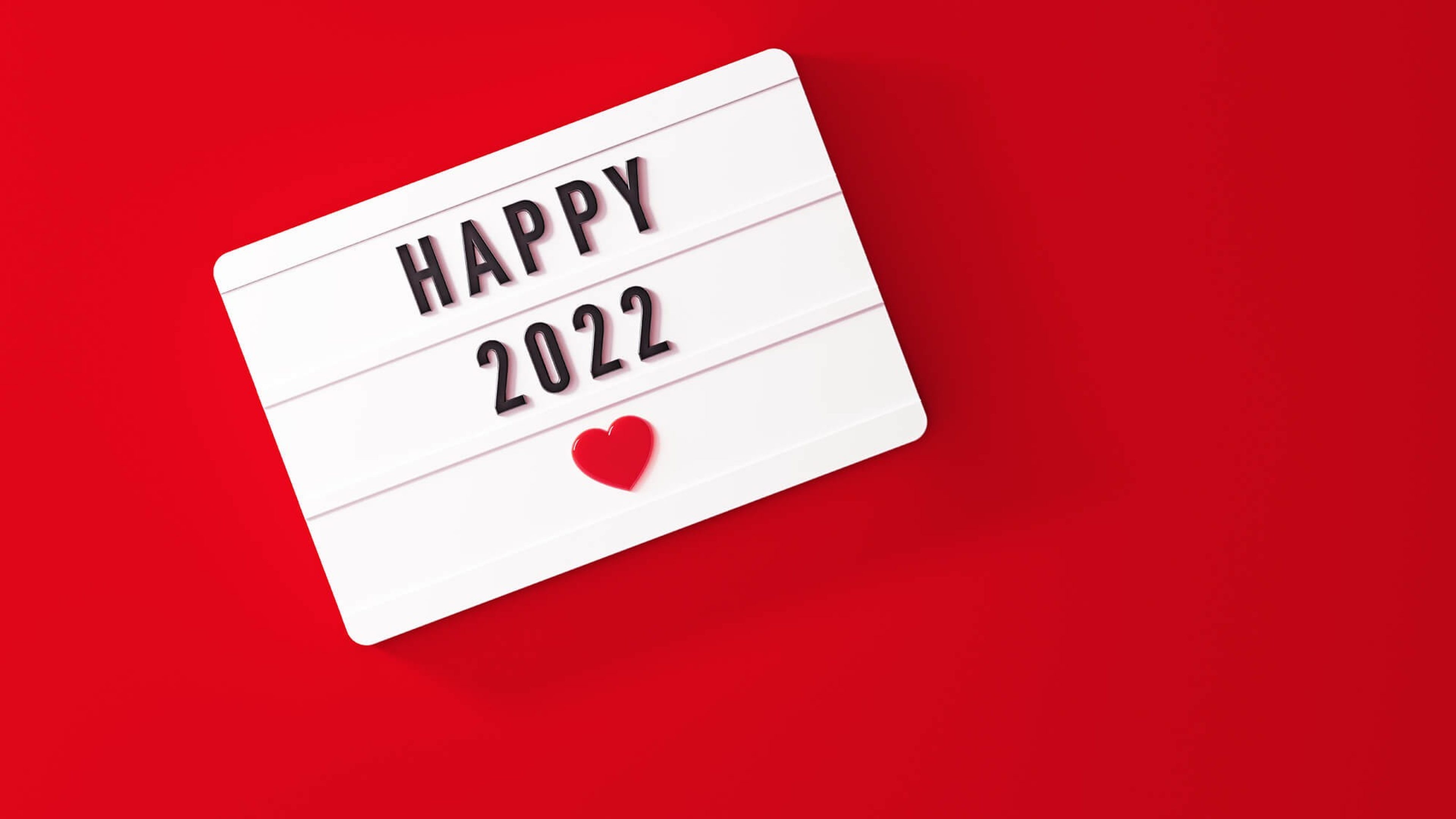 Lightbox mit "Happy 2022", rotem Herz und rotem Hintergrund