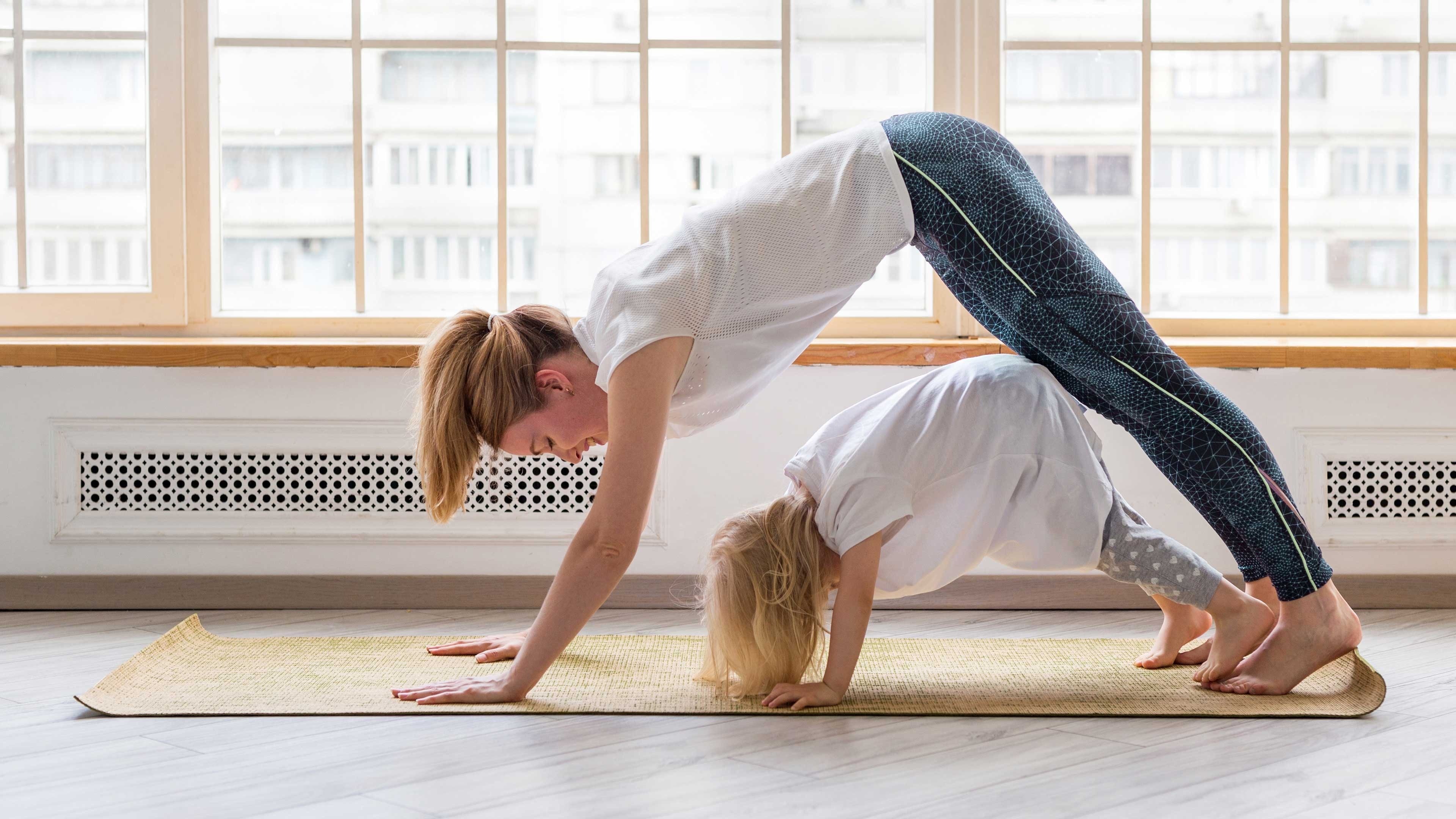 Mutter und Tochter machen Fitnessübungen