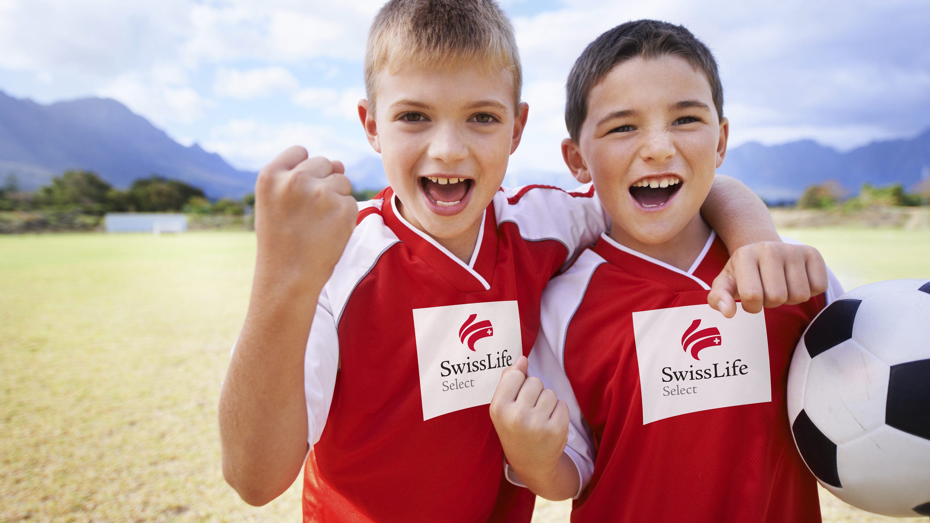 Zwei Jungen mit Swiss Life Select-Trikot lachen in die Kamera