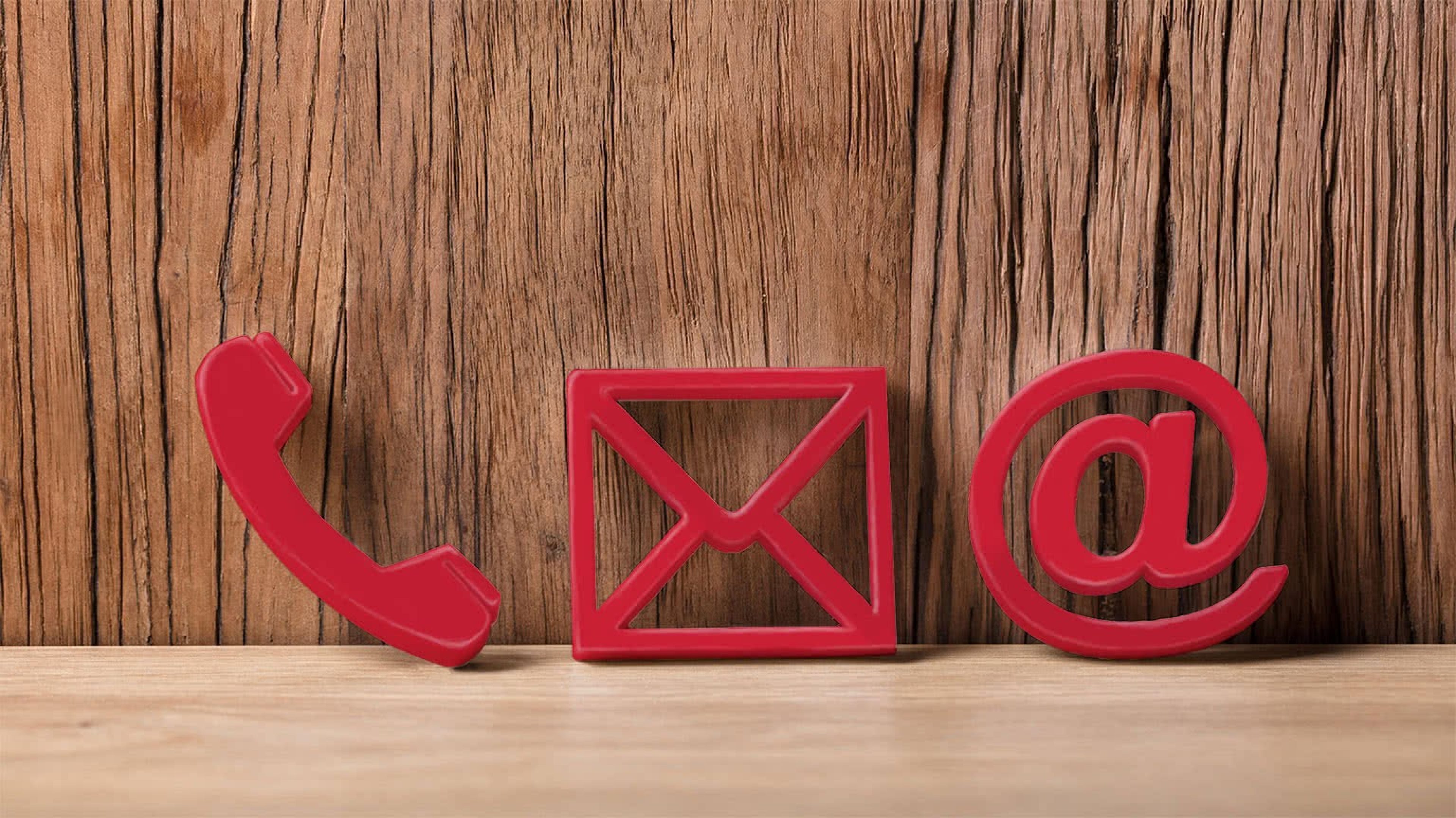 Pressekontakt: Holzwand mit Telefon-Icon Mail-Icon Internet-Icon
