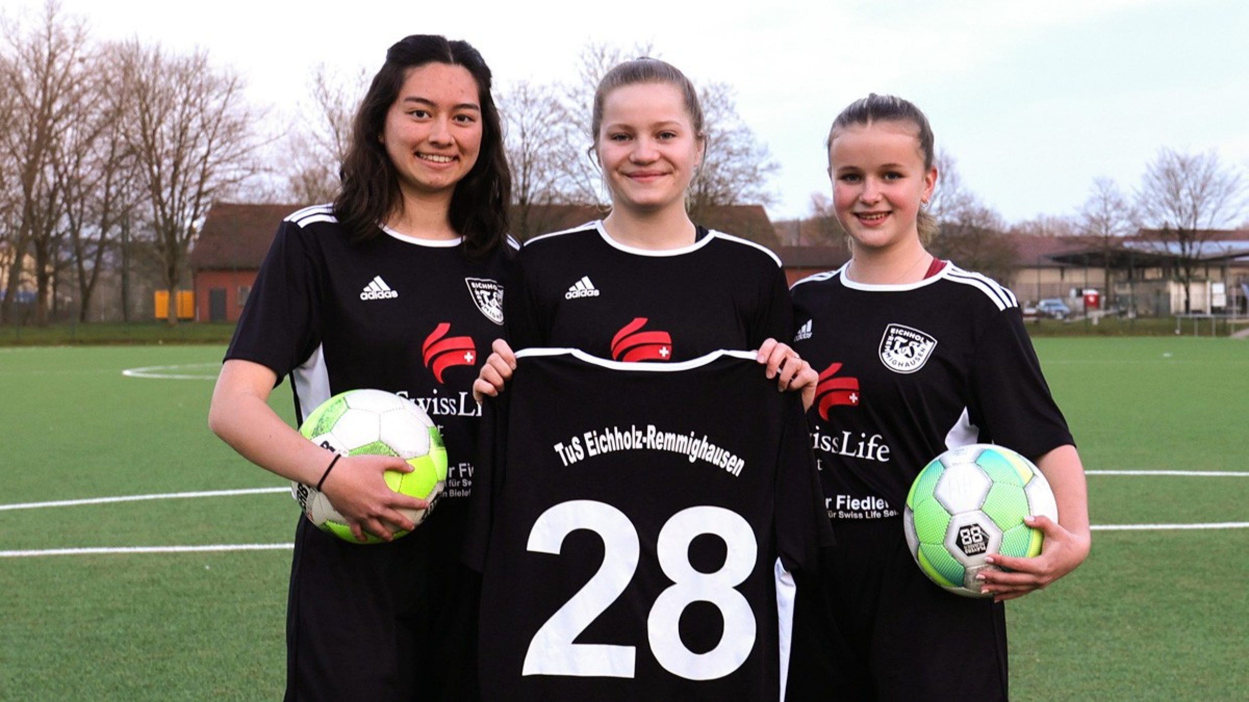Fußballerinnen zeigen ihr Trikot mit dem Logo von Swiss Life Select