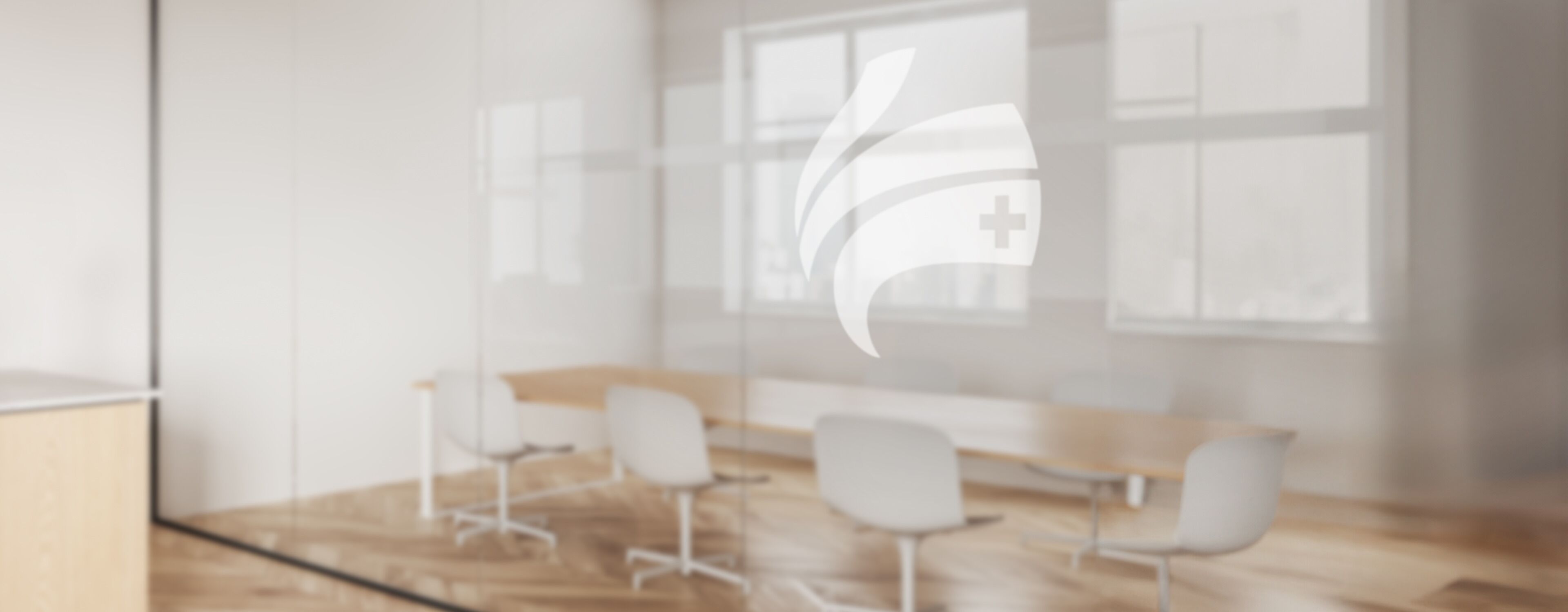 Dekorative Büro Glaswand mit SwissLife Select Logo