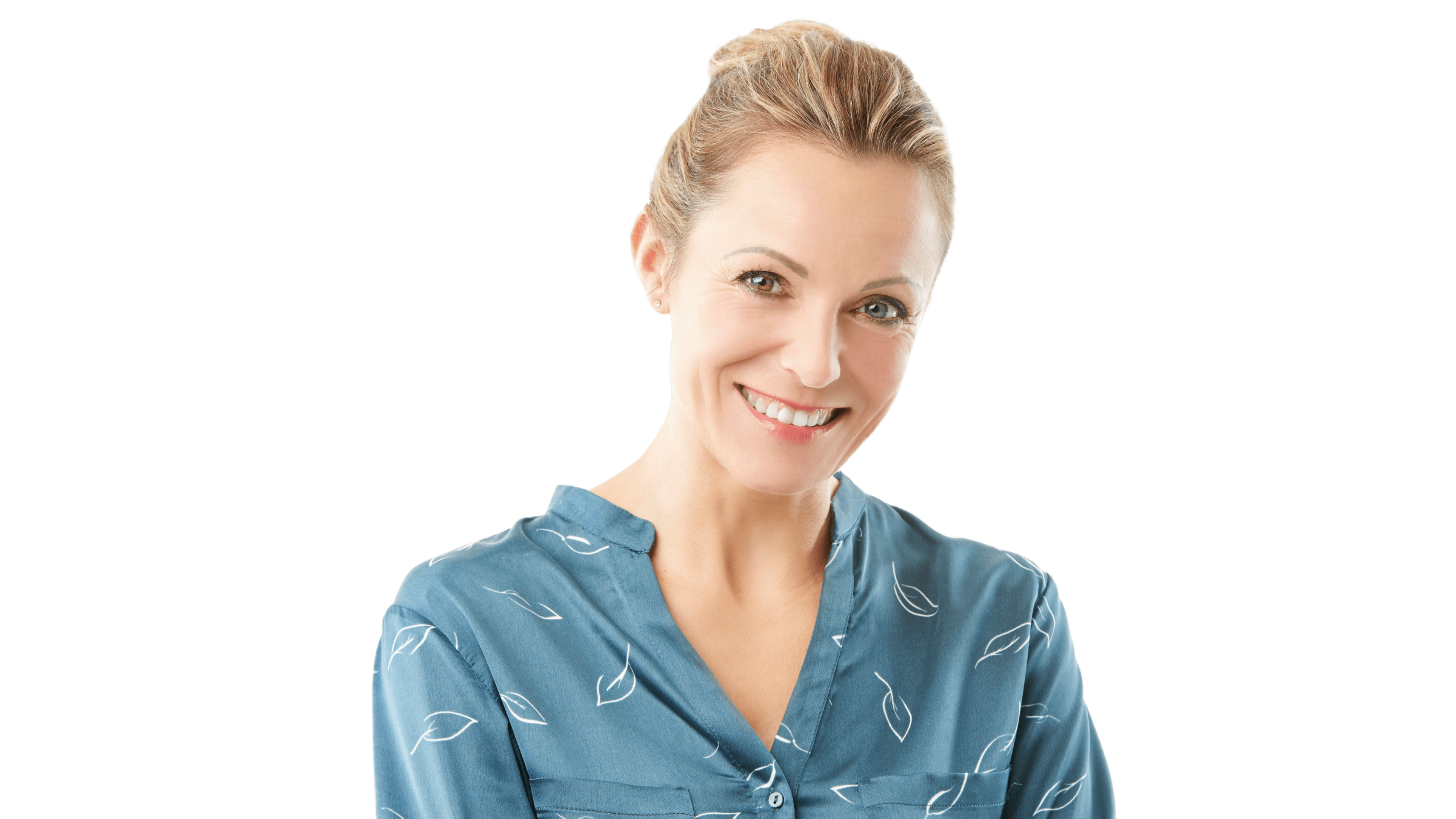 Blonde Unternehmerin blickt lachend in die Kamera
