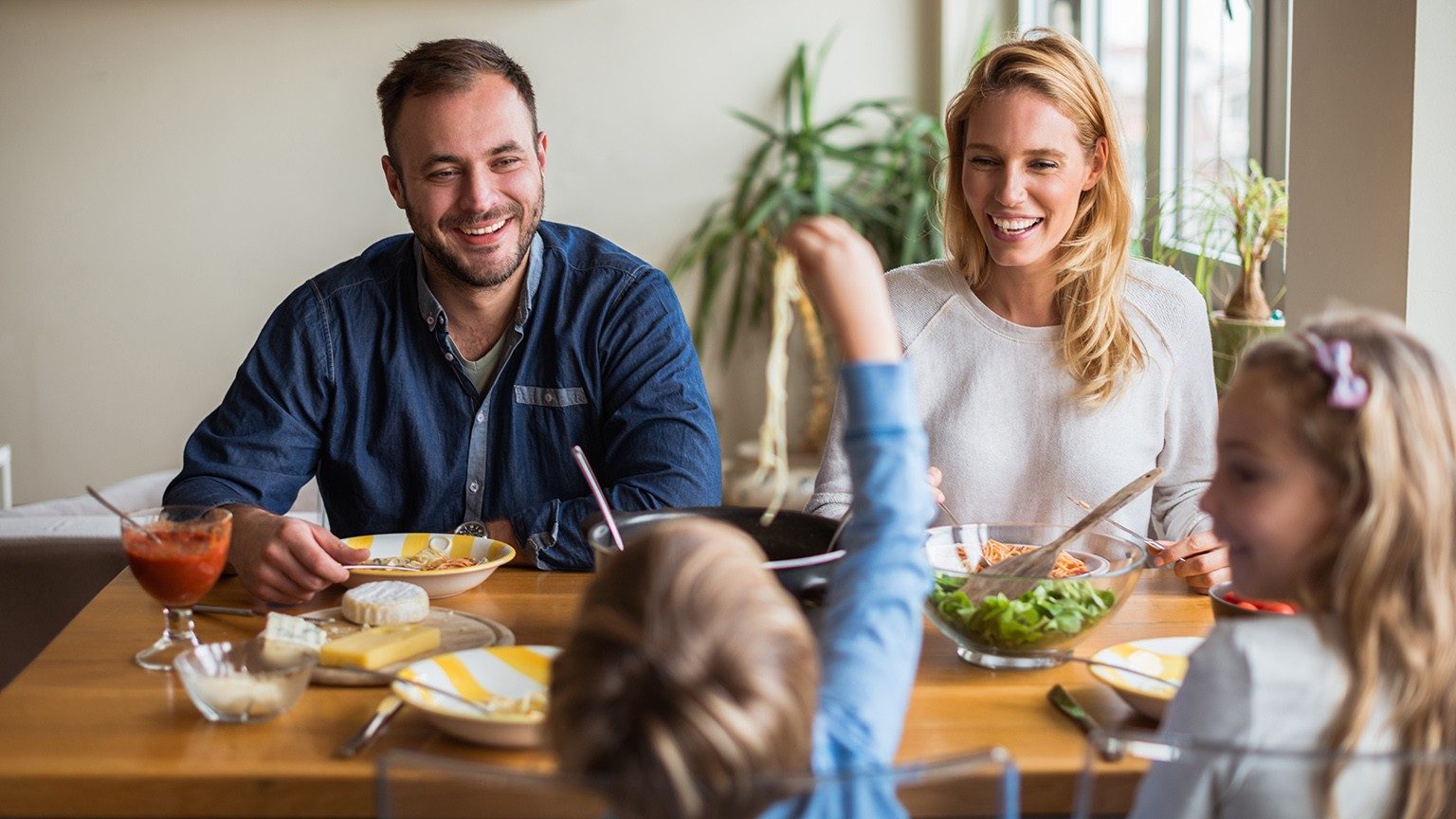 Familie isst zu Mittag