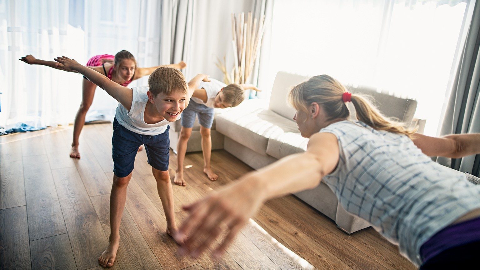 Mutter mit Kindern beim Sport