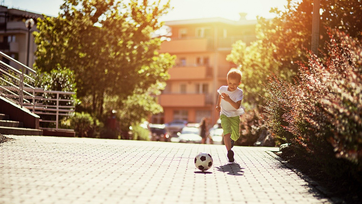 Junge mit Fußball