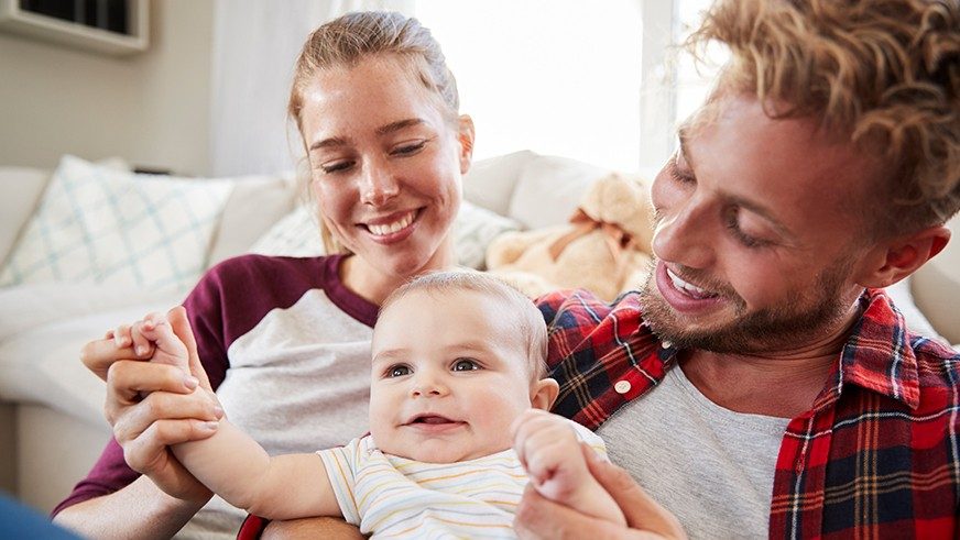 Familie spielt mit Baby