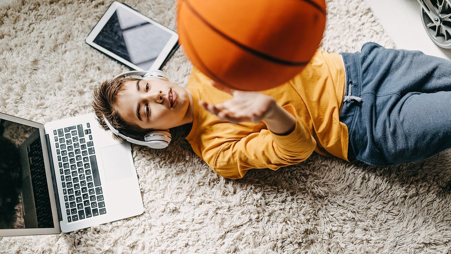 Junge mit Ball