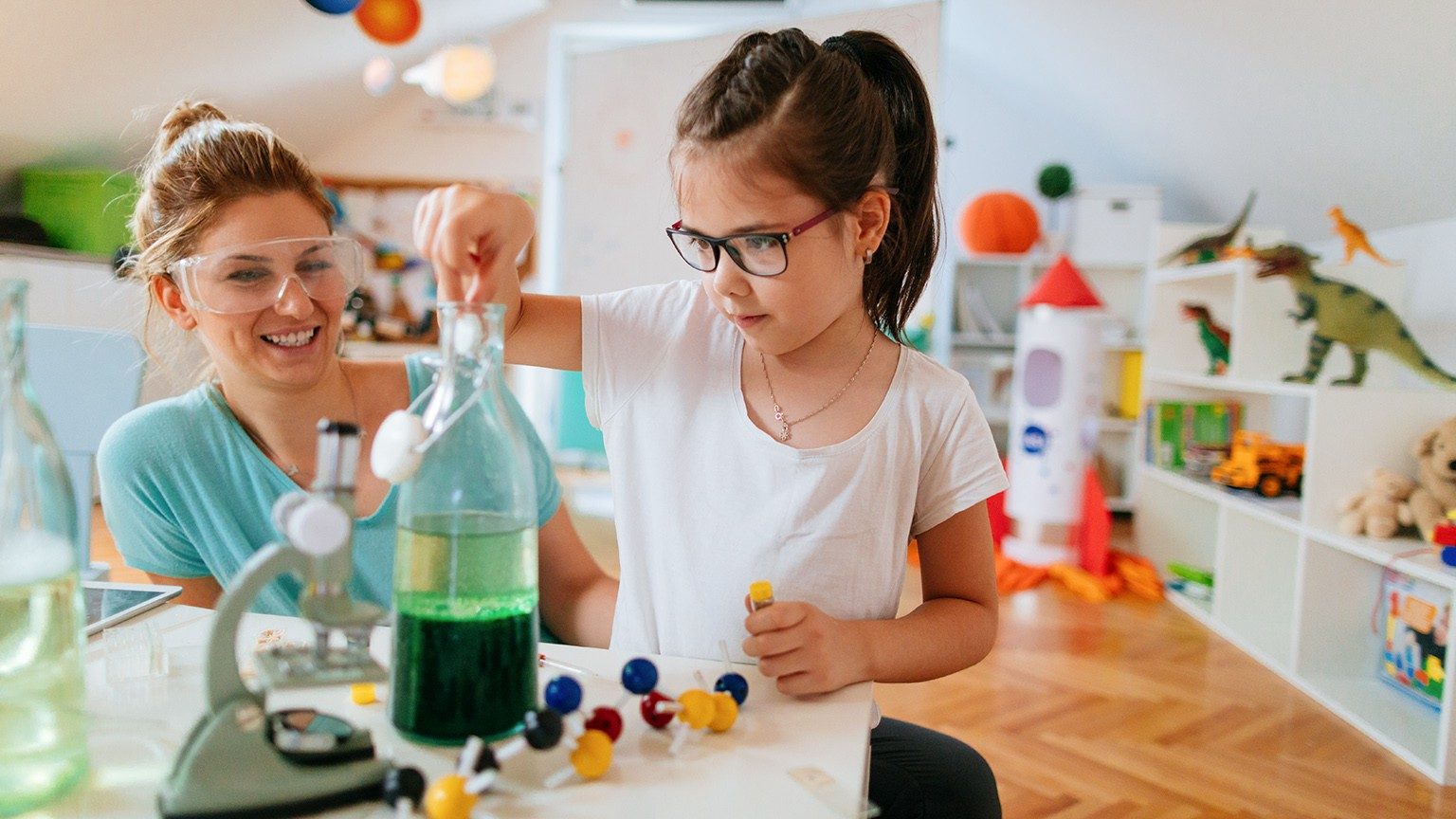 Mutter und Tochter experimentieren